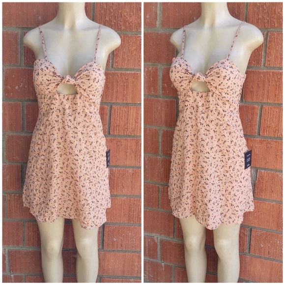 Lulu's Super cute Peach Floral Peek-A-Boo summer Dress - Picture 6 of 6